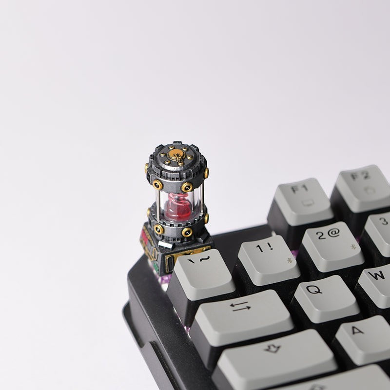 Clackycharm handgemaakte artisanale keycap met steampunk-ontwerp en rode doorschijnende hars op een mechanisch toetsenbord