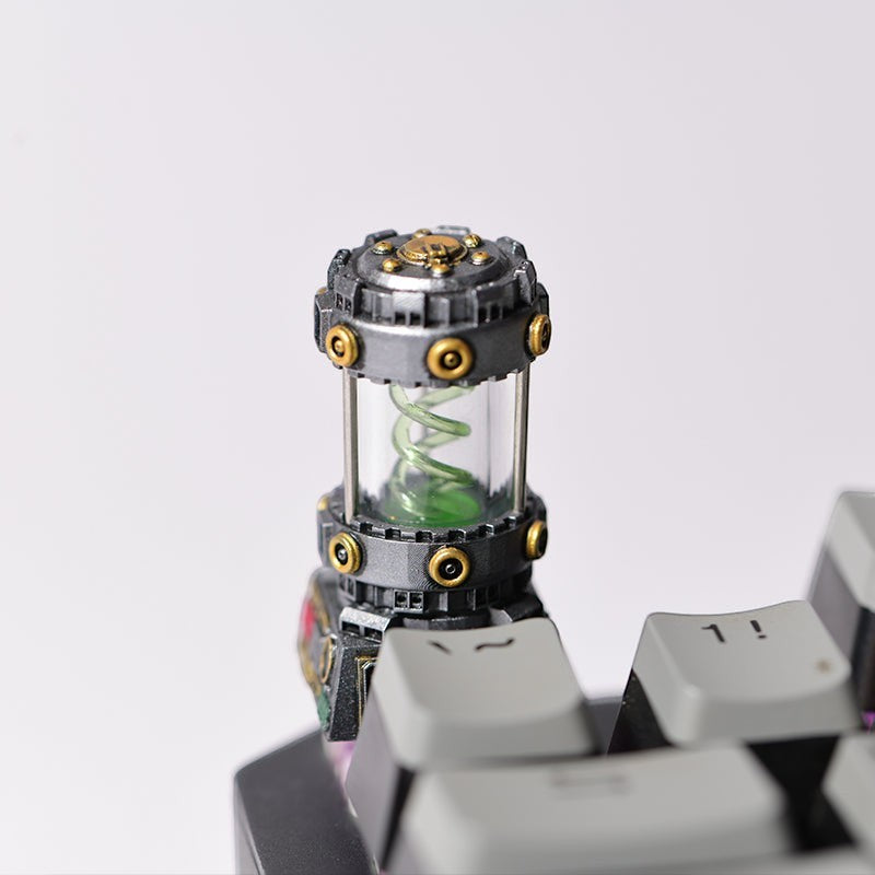 Clackycharm handgemaakte artisan keycap met groen doorschijnend spiraalontwerp in een industriële behuizing