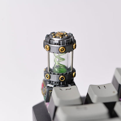 Clackycharm handgemaakte artisan keycap met groen doorschijnend spiraalontwerp in een industriële behuizing