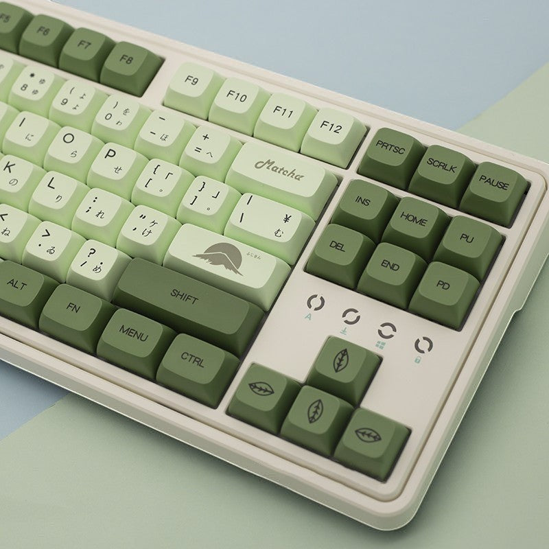 Clackycharm Matcha Mint XDA PBT keycap set met limegroene en donkergroene toetsen op een mechanisch toetsenbord