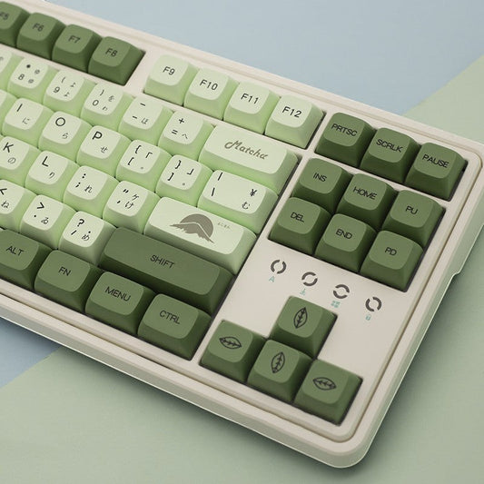 Clackycharm Matcha Mint XDA PBT keycap set met limegroene en donkergroene toetsen op een mechanisch toetsenbord