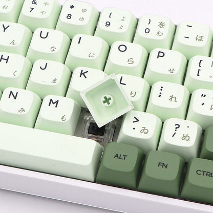 Clackycharm Matcha Mint XDA PBT keycap set met lichtgroene en donkergroene toetsen op een mechanisch toetsenbord.