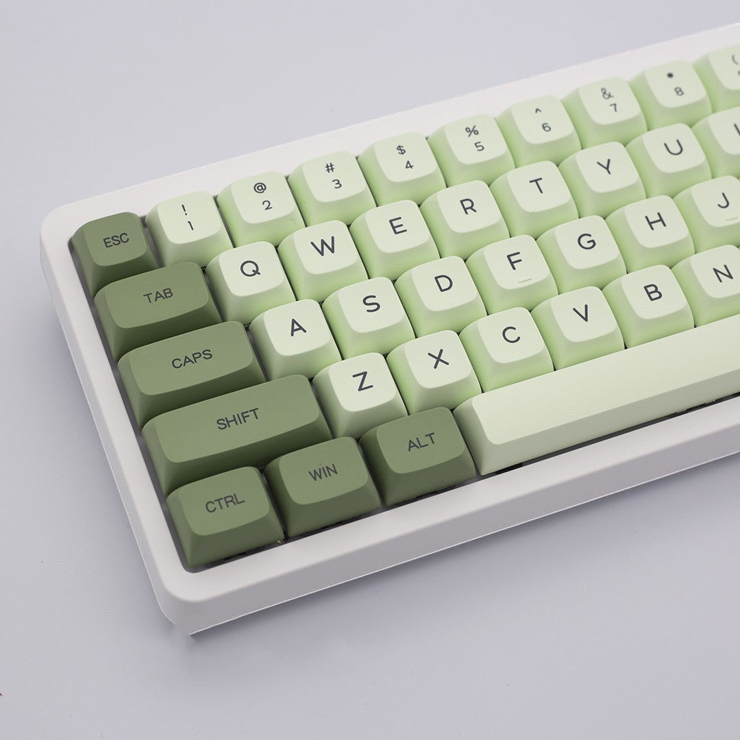 Clackycharm Matcha Mint XDA PBT keycap set met lichtgroene en donkergroene toetsen op een mechanisch toetsenbord.
